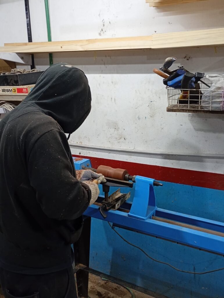 Mesa de trabajo y herramientas del taller